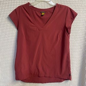 eddie bauer lightweight cap sleeve shirt Burgundy color with a side zip pocket